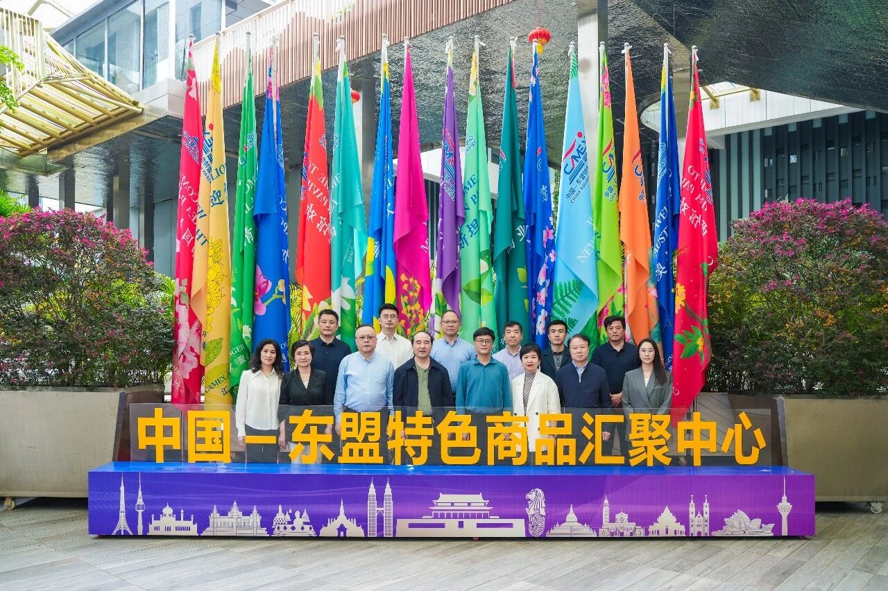 南京市政協(xié)黨組副書(shū)記蔣躍建一行參訪(fǎng)中新物流園、匯聚中心和水果交易中心